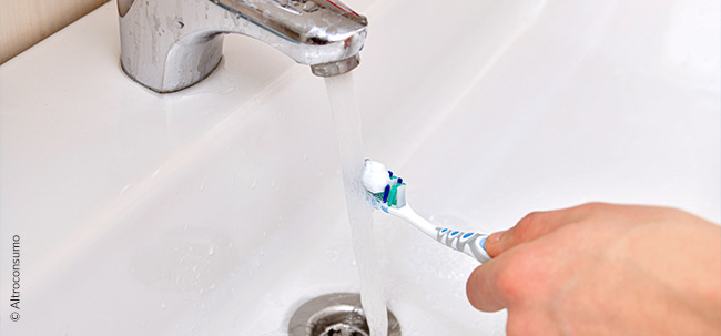 Spazzolino sotto l'acqua